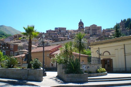 Il centro storico visto da Piazza Timpanaro
